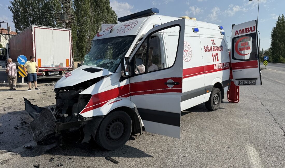 Ankara'nın Çubuk ilçesinde, hasta nakli gerçekleştiren bir ambulans ile tırın