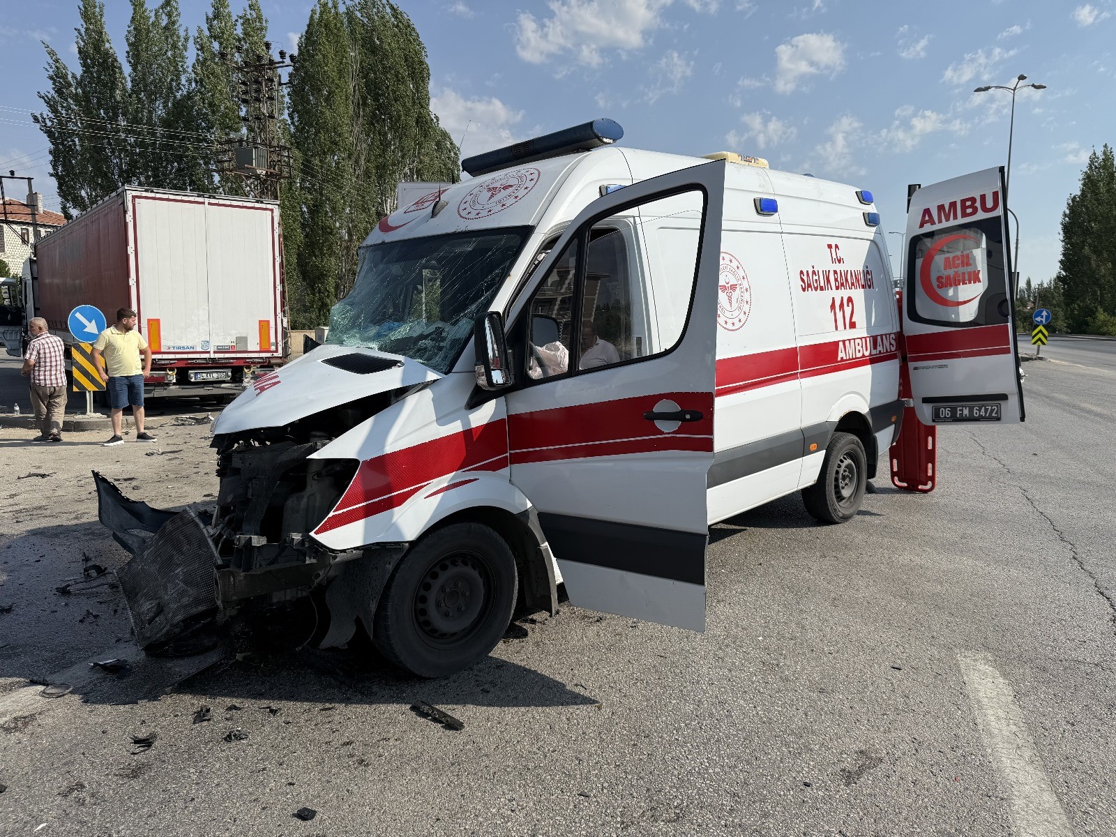 Ankara'nın Çubuk ilçesinde, hasta nakli gerçekleştiren bir ambulans ile tırın