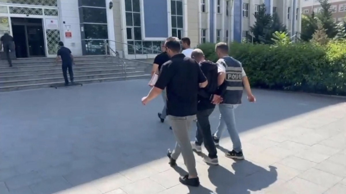 Kırşehir'in Özbağ beldesinde bahçe sulama nedeniyle çıkan tartışmada komşusunu pompalı