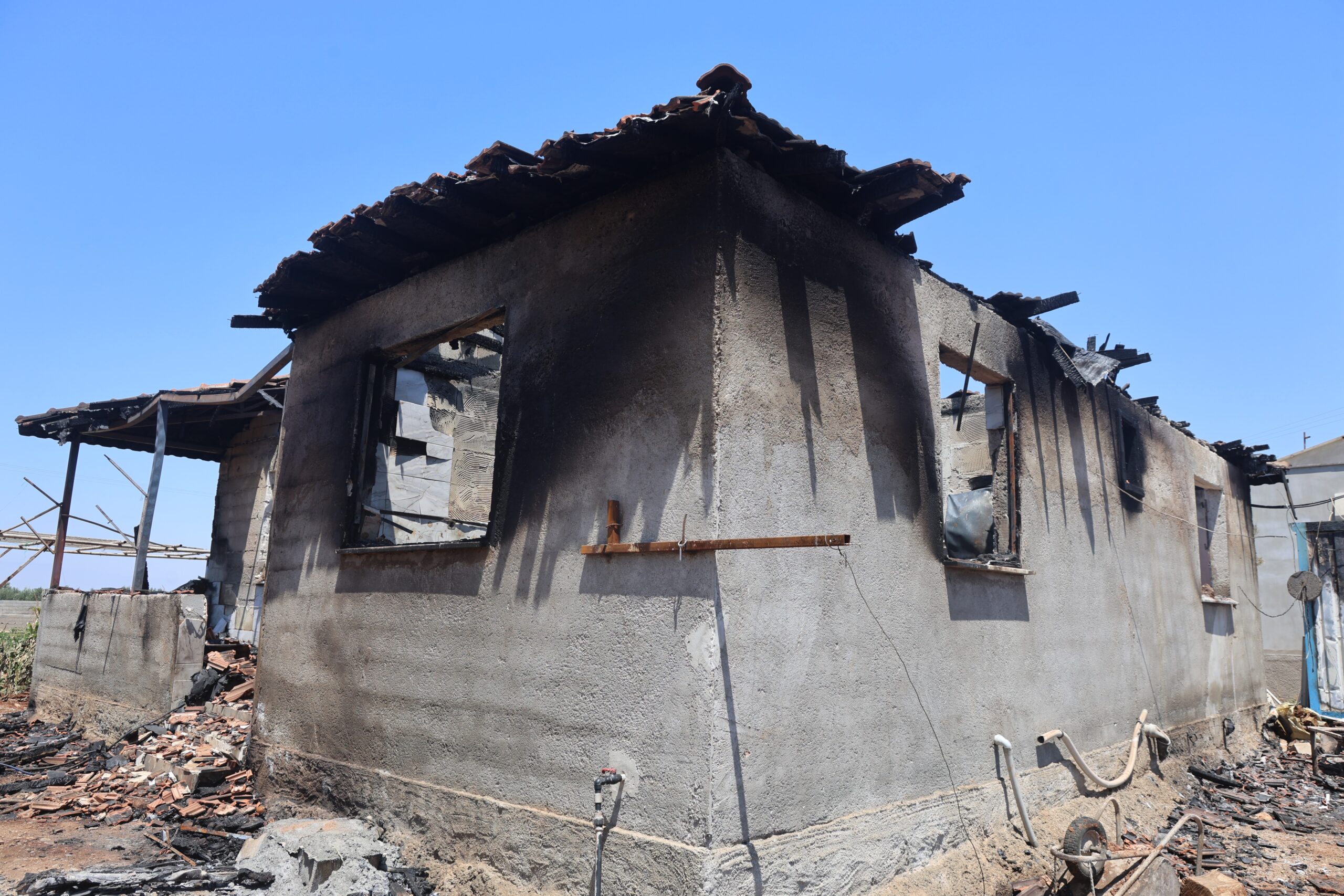 Hatay'ın Reyhanlı ilçesinde, bir inşaat ustasının deprem sonrası kendi imkanlarıyla