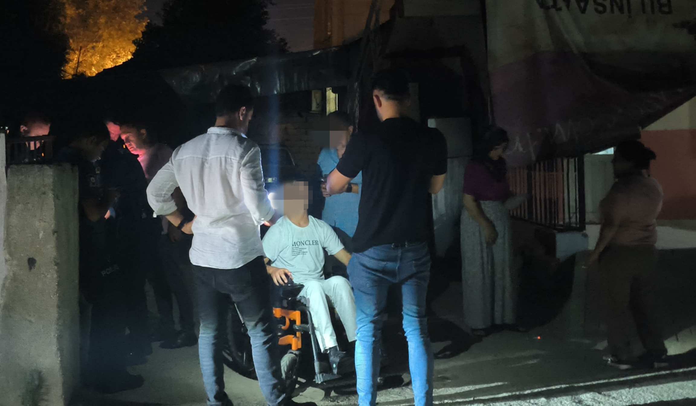 Antalya'da, alacaklı olduğunu öne sürdüğü tekerlekli sandalyedeki bir şahısla tartışan