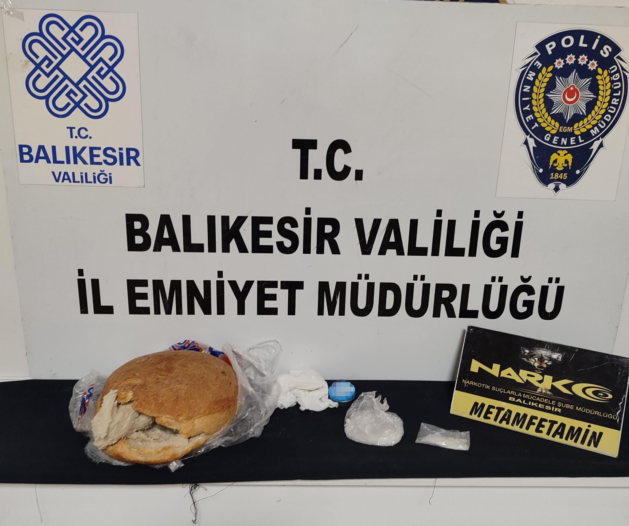 Balıkesir'de narkotik ekiplerince düzenlenen operasyonda, şüphe üzerine durdurulan bir araçta