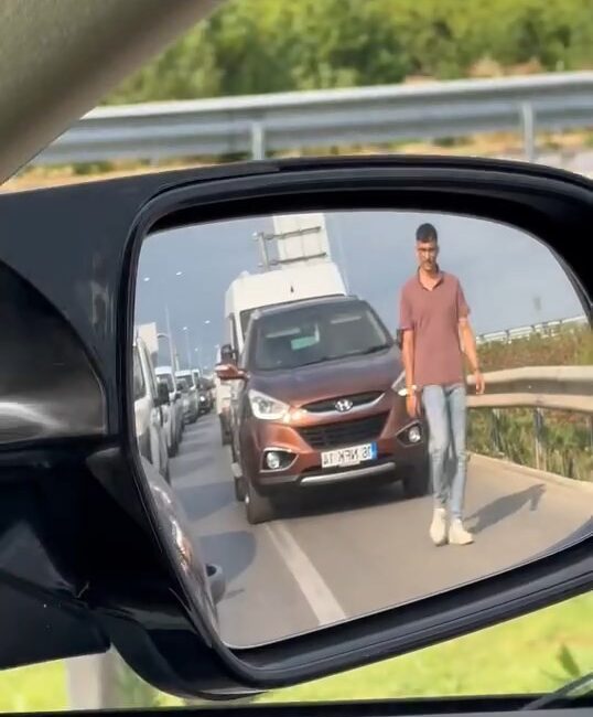 Bursa'da, İstanbul-İzmir otoyolunda trafik yoğunluğunu fırsat bilerek emniyet şeridini ihlal