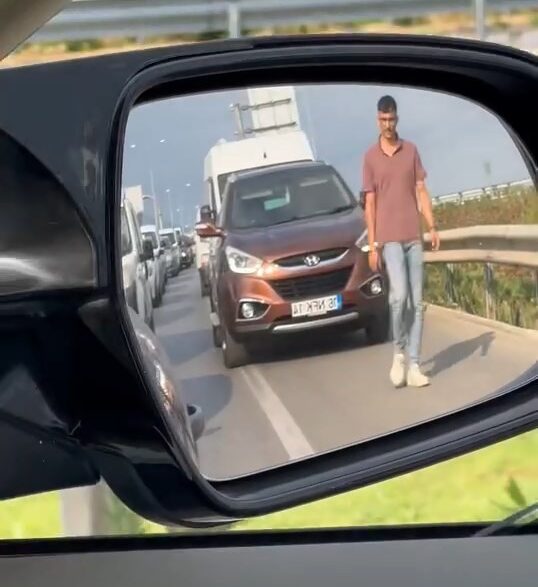 Bursa'da, İstanbul-İzmir otoyolunda trafik yoğunluğunu fırsat bilerek emniyet şeridini ihlal