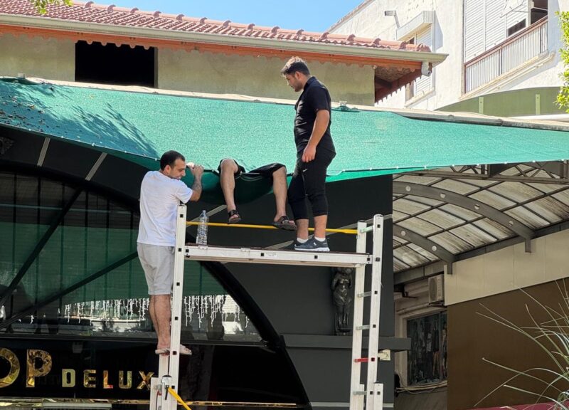 Antalya'nın Serik ilçesinde, ikinci katta bulunan evinin balkonundan dengesini kaybederek