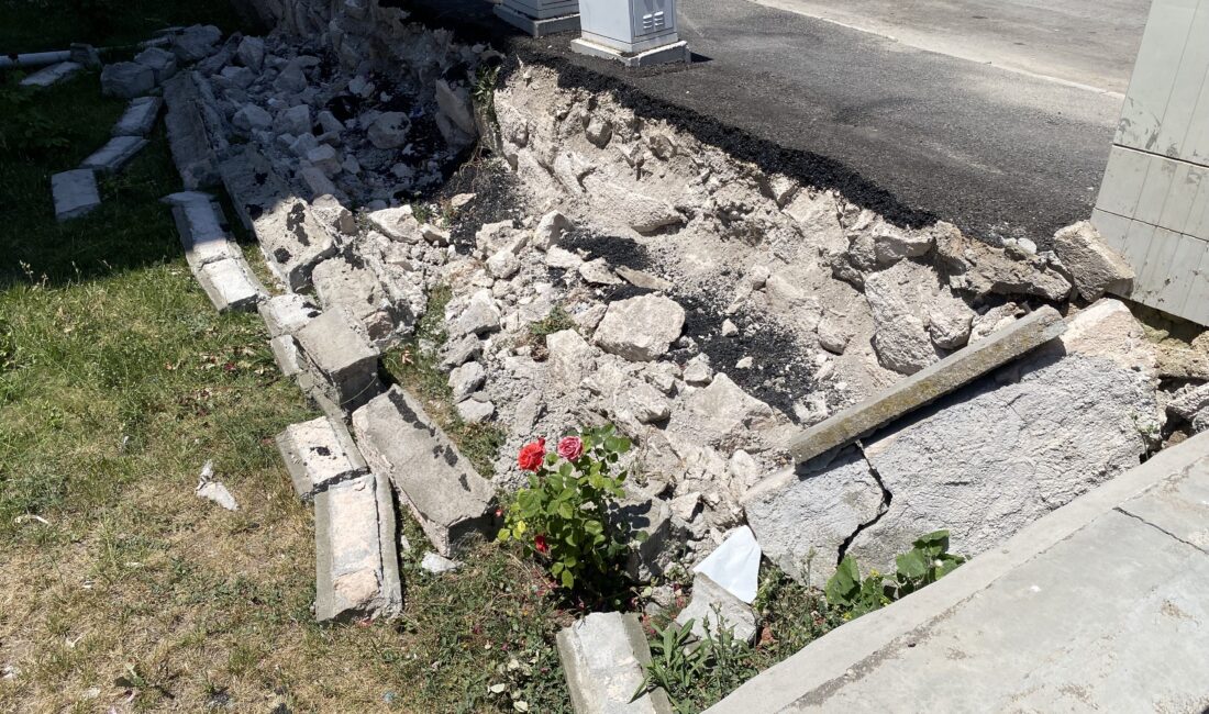 Eskişehir'in Akarbaşı Mahallesi'nde, Çarşamba Pazarı esnafına ait kamyonların kaldırıma park