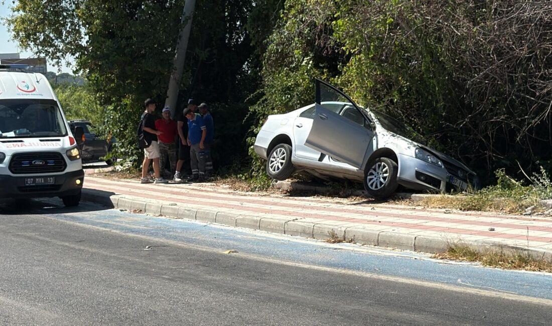 Antalya'nın Manavgat ilçesinde, sürücüsünün direksiyon hakimiyetini kaybettiği bir otomobil kaldırıma