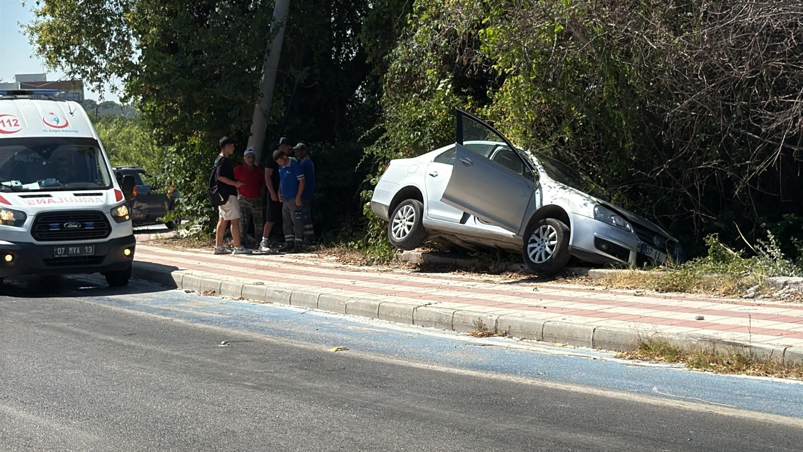 Antalya'nın Manavgat ilçesinde, sürücüsünün direksiyon hakimiyetini kaybettiği bir otomobil kaldırıma