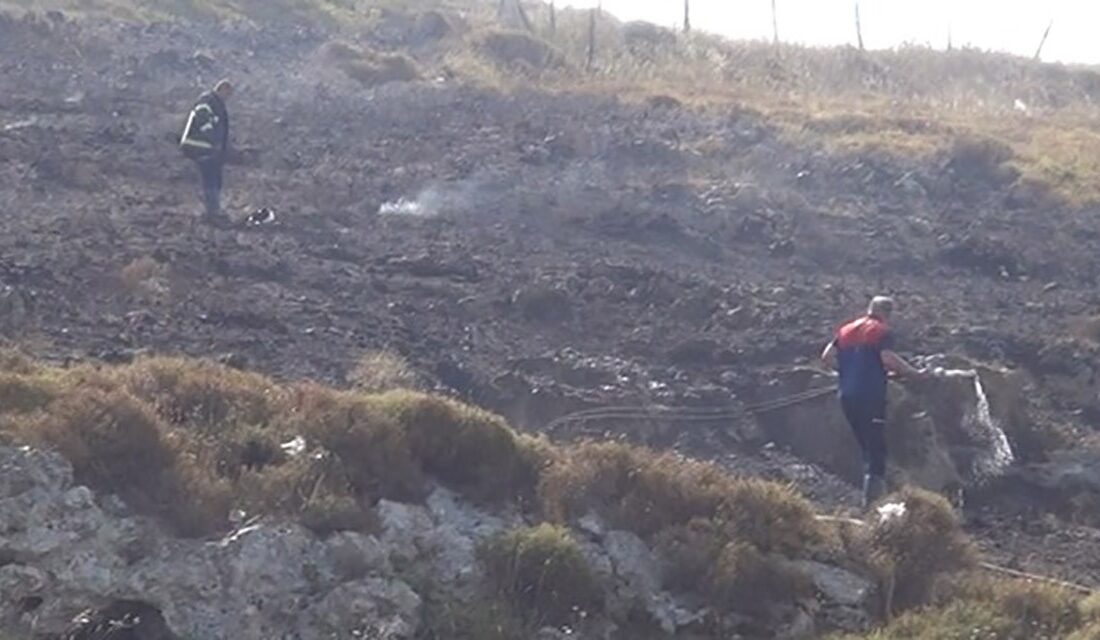 Sinop'ta sabah saatlerinde başlayan çalılık yangını, itfaiye ve orman ekiplerinin