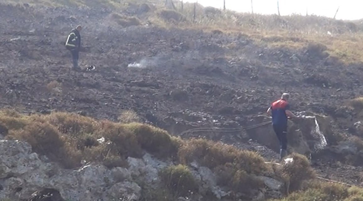 Sinop'ta sabah saatlerinde başlayan çalılık yangını, itfaiye ve orman ekiplerinin