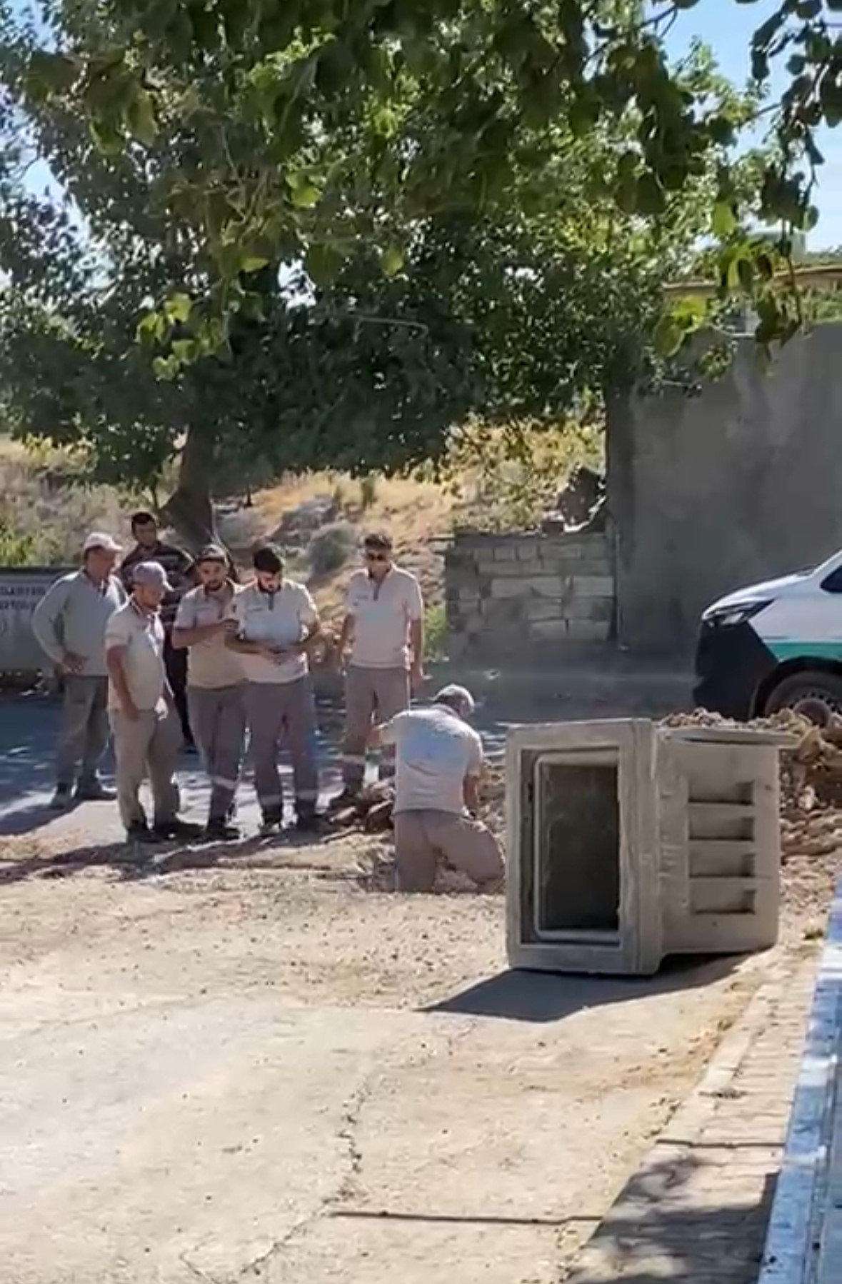 Adıyaman'da sürdürülen altyapı çalışmaları esnasında bir iş makinesinin doğalgaz boru