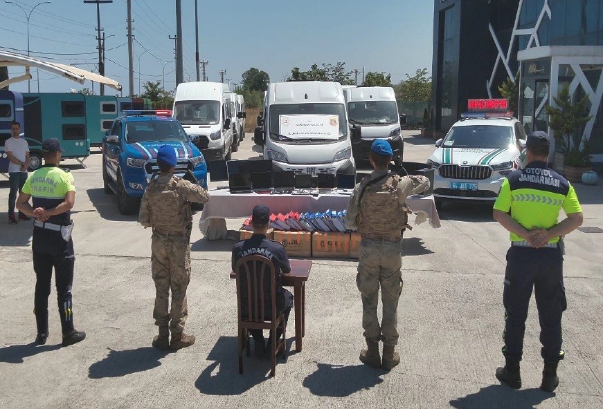 Sakarya ve İstanbul'da düzenlenen eş zamanlı operasyonlarla, otomotiv şirketleri üzerinden