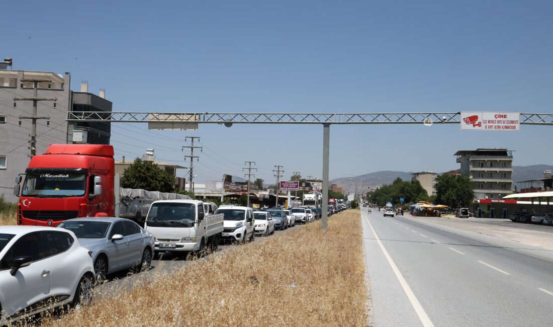 Aydın-Muğla karayolunda, öğle saatlerinden itibaren etkisini gösteren aşırı yoğunluk sebebiyle