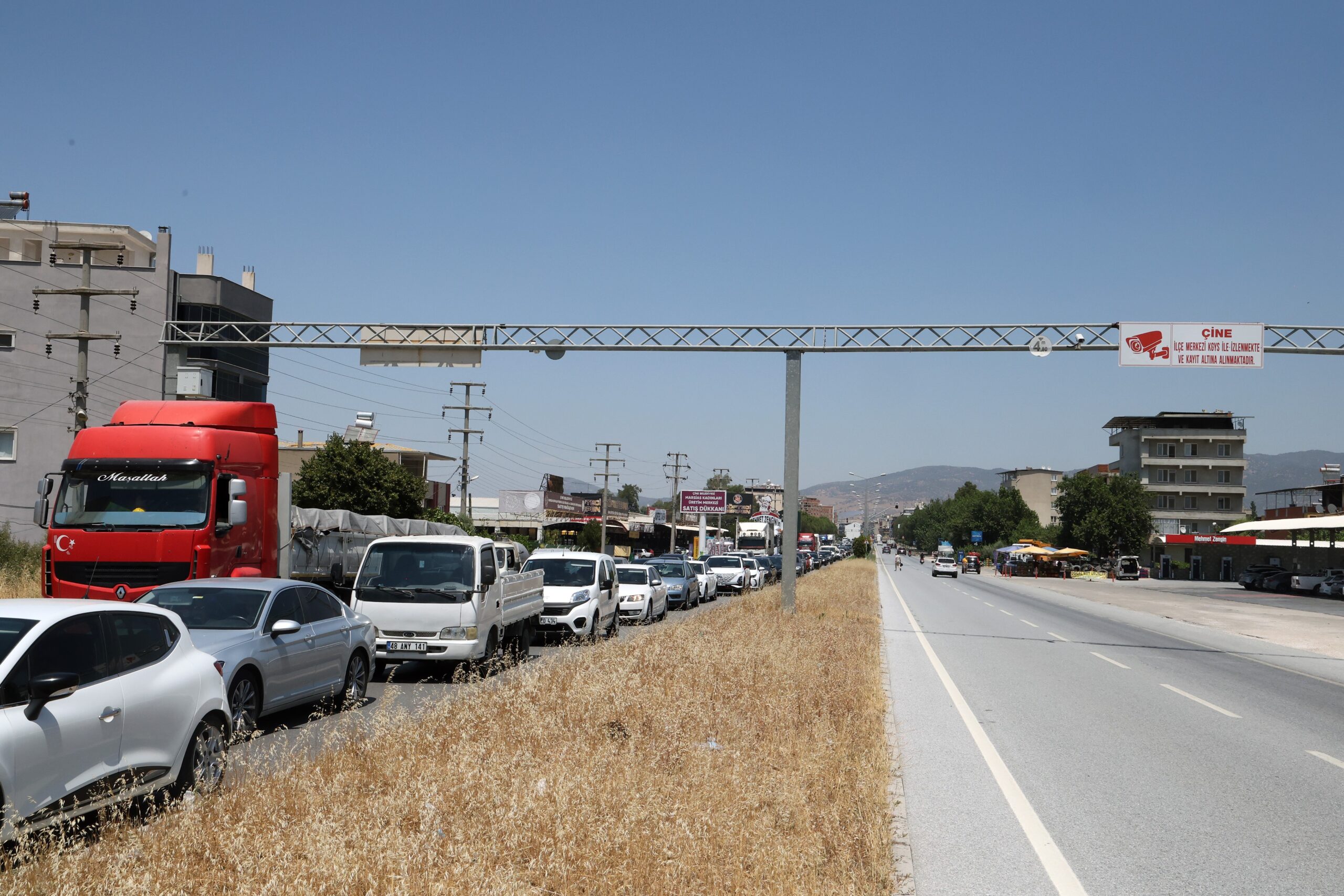 Aydın-Muğla karayolunda, öğle saatlerinden itibaren etkisini gösteren aşırı yoğunluk sebebiyle