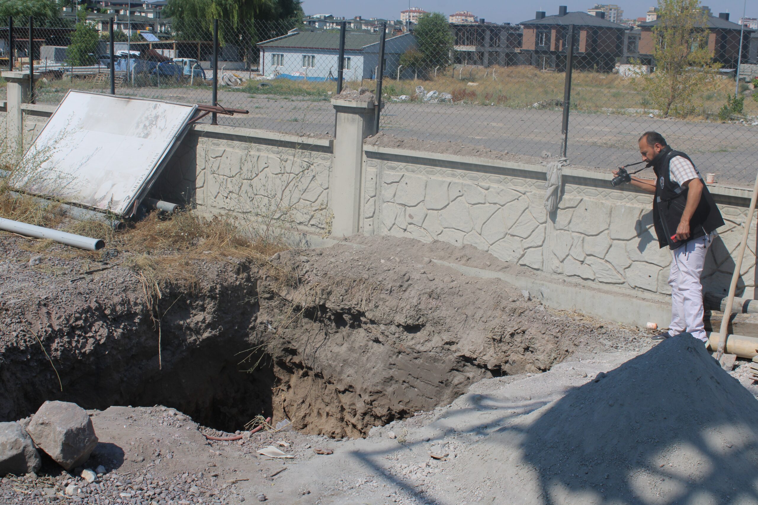 Kayseri'nin Melikgazi ilçesinde, foseptik çukuru inşaatında çalışan bir işçi, üzerine