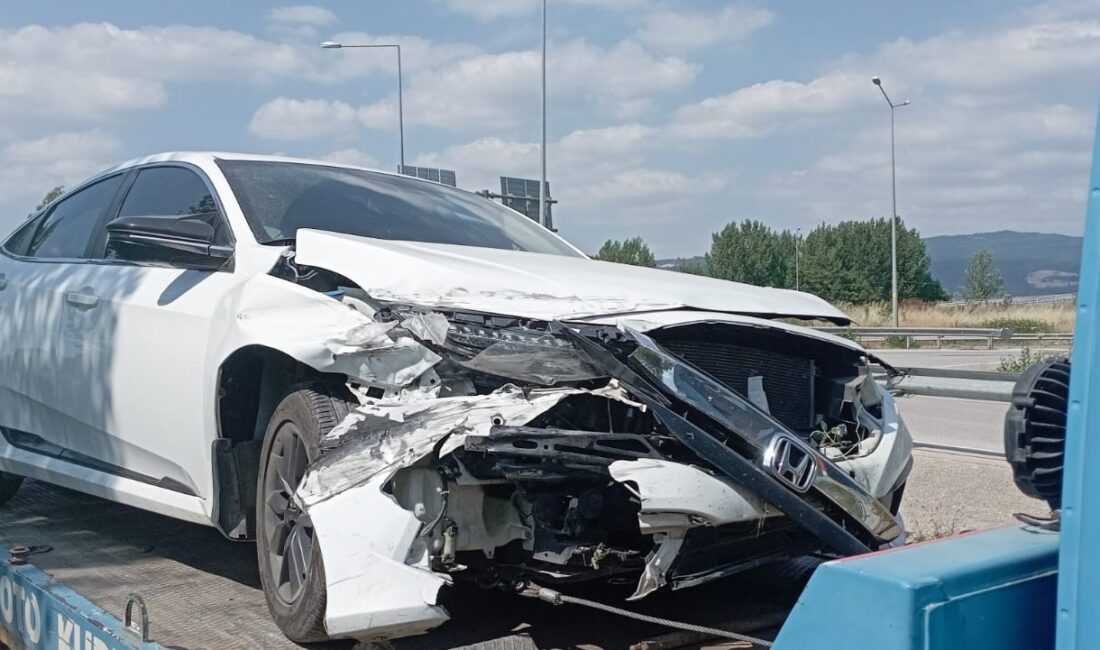 Bursa'nın İnegöl ilçesinde, sürücüsünün direksiyon hakimiyetini kaybettiği bir otomobilin bariyerlere