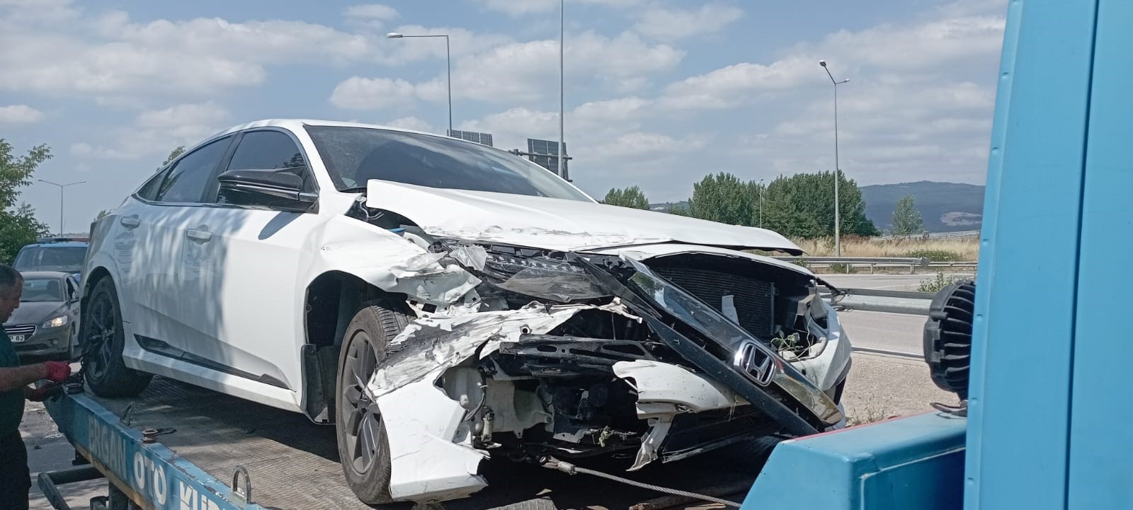 Bursa'nın İnegöl ilçesinde, sürücüsünün direksiyon hakimiyetini kaybettiği bir otomobilin bariyerlere