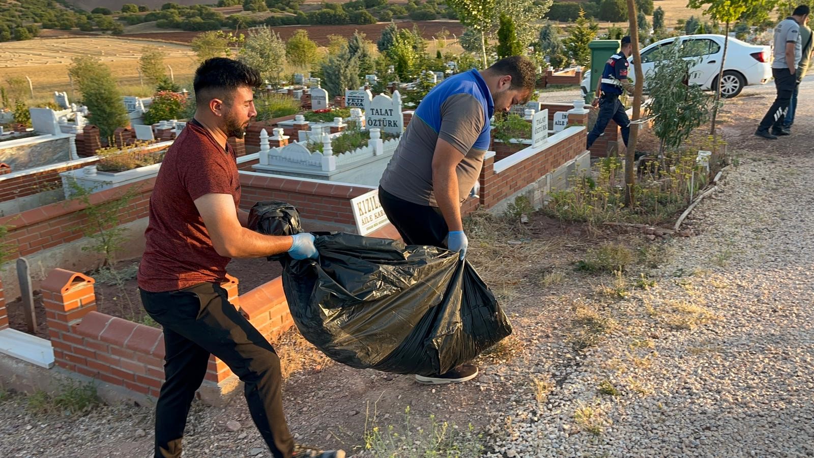 Eskişehir-Afyonkarahisar yolu üzerinde bulunan Asri Mezarlık’ta yaşanan olay, görenleri hem