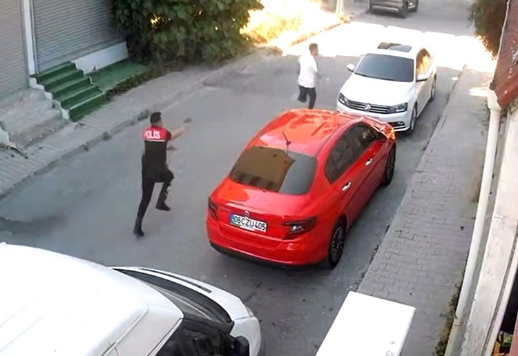 İstanbul Arnavutköy’de, yemek molası sırasında silah seslerine kulak veren yunus