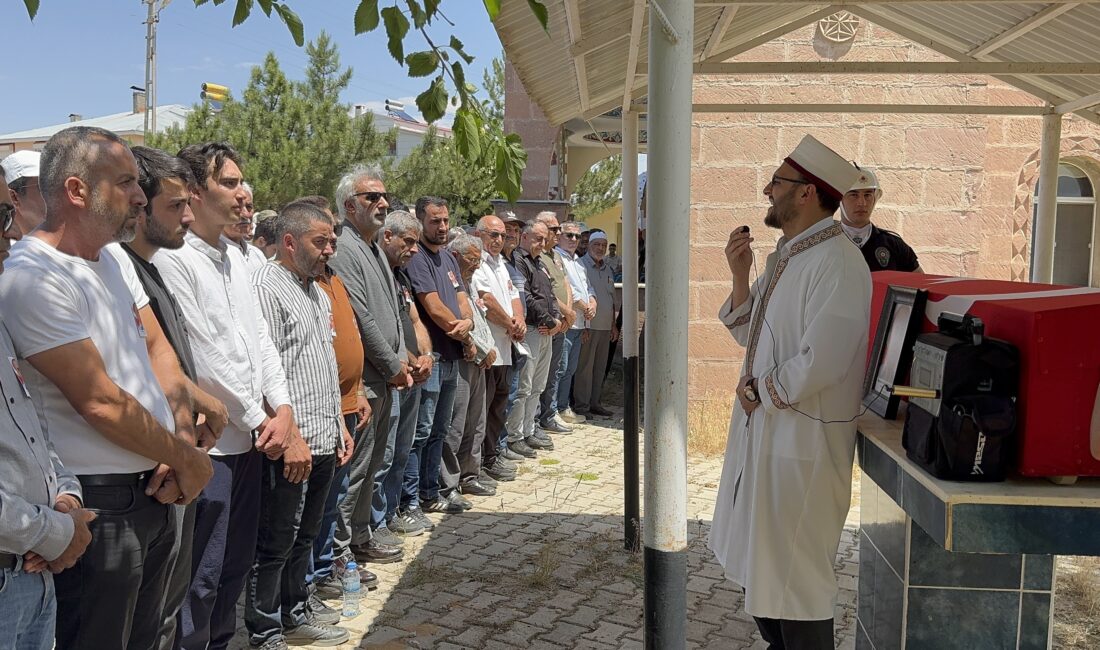 Adana'da boş arazide akrabaları ile silahla ateş ederken yaralanıp hayatını