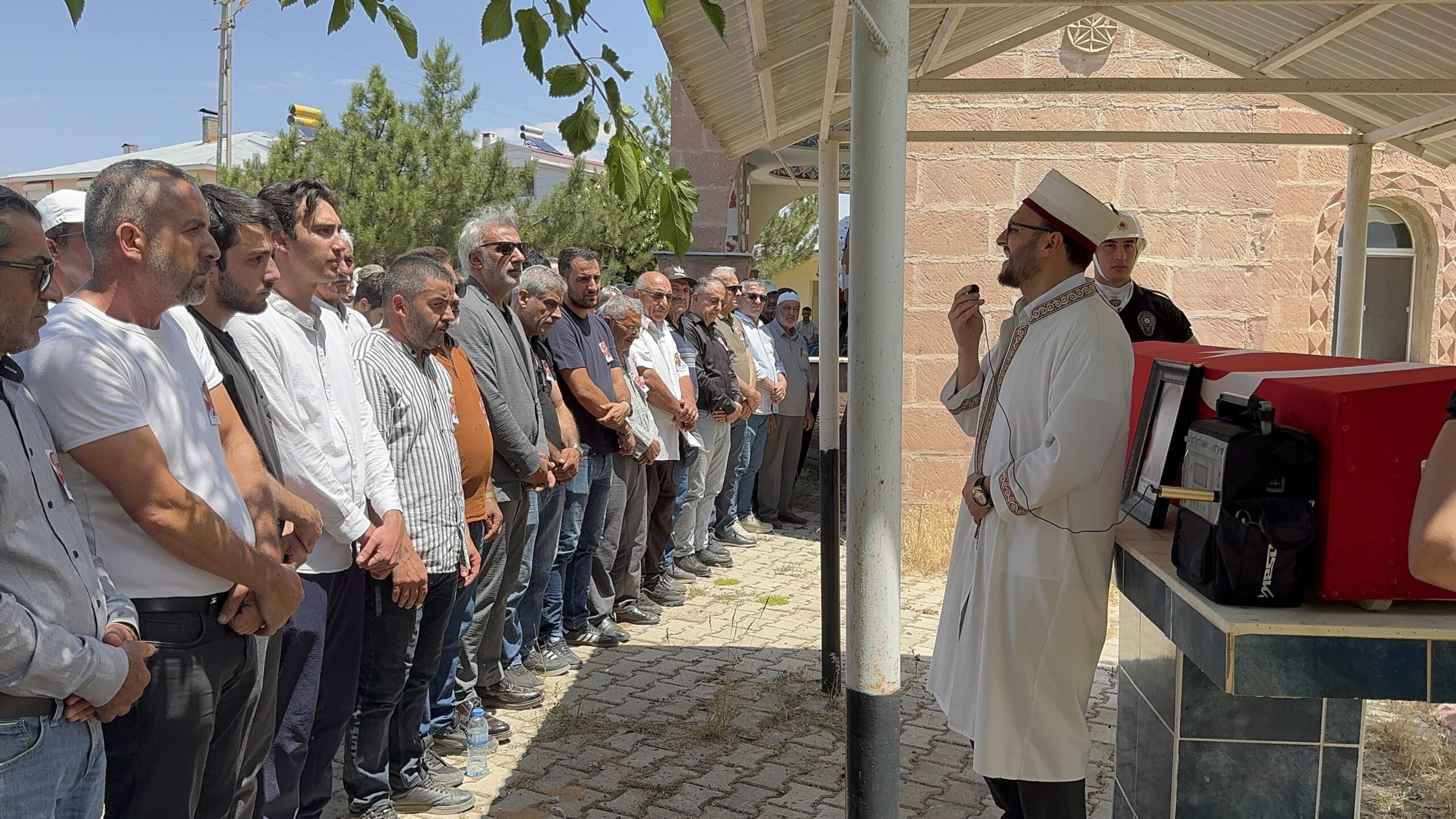 Adana'da boş arazide akrabaları ile silahla ateş ederken yaralanıp hayatını