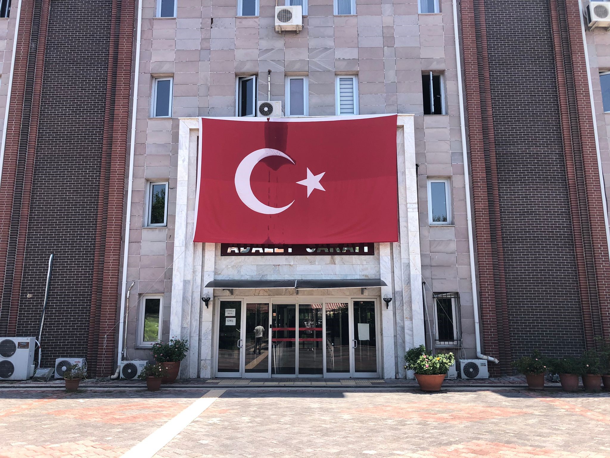 Isparta'da yaşanan olayda, bir kadın tartıştığı erkek arkadaşını tornavida kullanarak