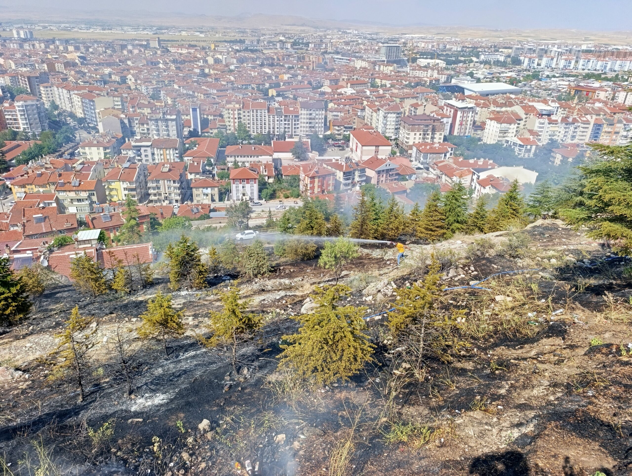 Afyonkarahisar'da, Hıdırlık tepesi mevkisindeki ağaçlık alanda başlayan ot yangını, ekiplerin