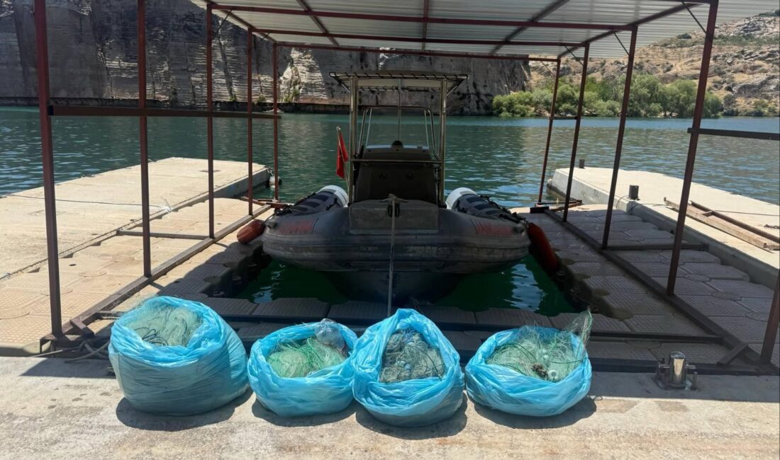 Gaziantep'in Yavuzeli ilçesinde, Fırat Nehri üzerinde devriye gezen jandarma ekipleri,
