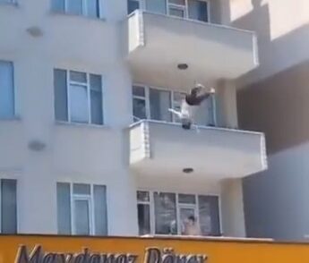 Kocaeli'nin Çayırova ilçesinde, beş katlı bir binanın dördüncü katından atlayarak