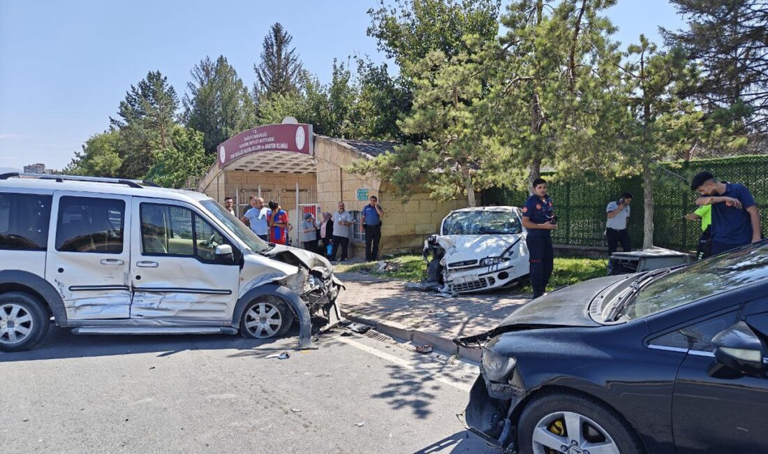 Kayseri'de meydana gelen trafik kazasında, sürücüsünün kontrolünü kaybettiği bir otomobil
