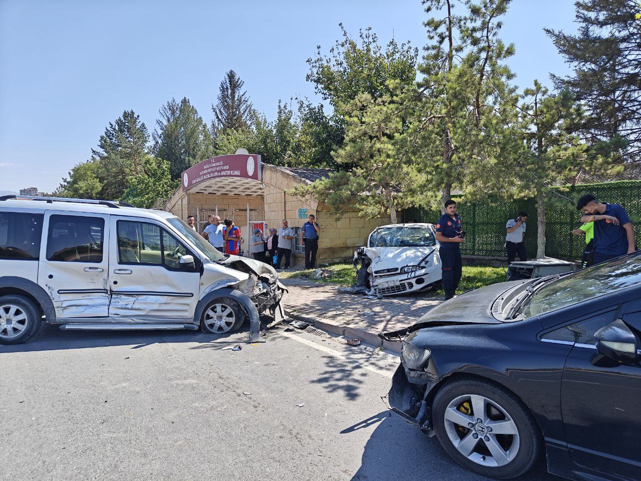 Kayseri'de meydana gelen trafik kazasında, sürücüsünün kontrolünü kaybettiği bir otomobil