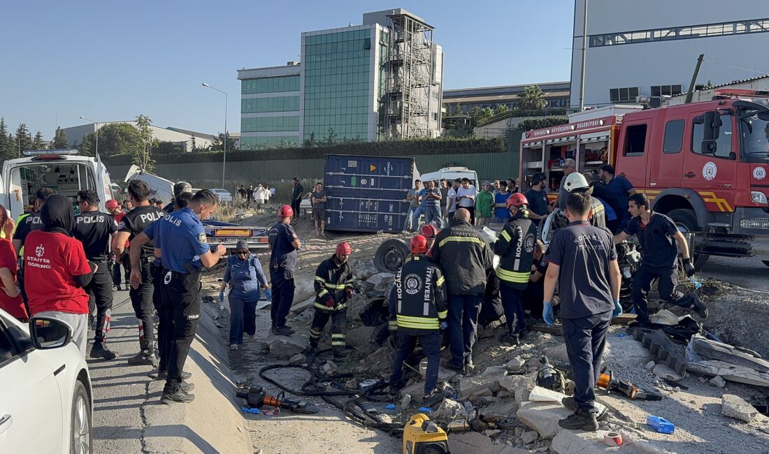 Kocaeli Dilovası'nda tır ve iki otomobilin karıştığı kazada can pazarı