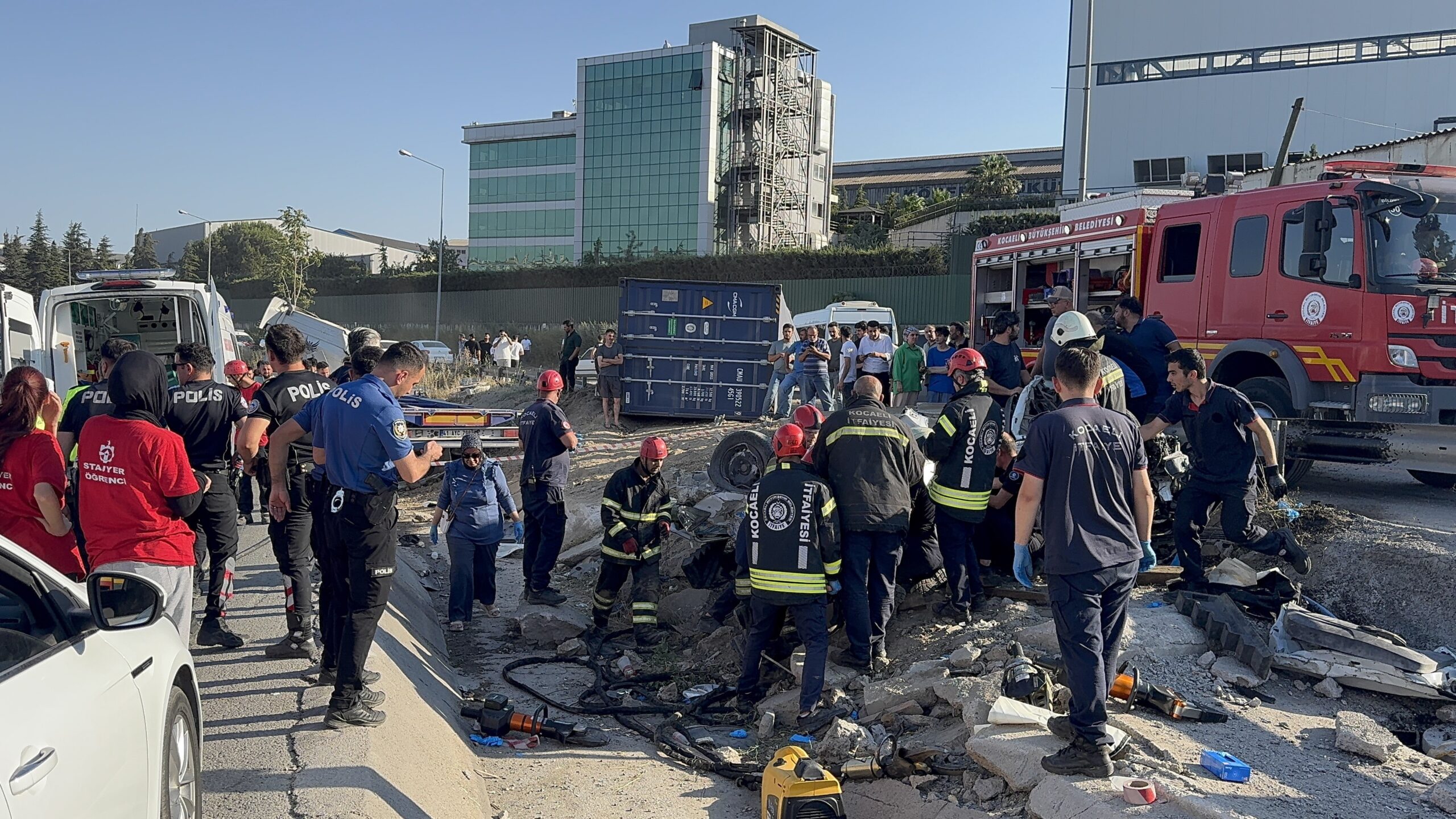 Kocaeli Dilovası'nda tır ve iki otomobilin karıştığı kazada can pazarı