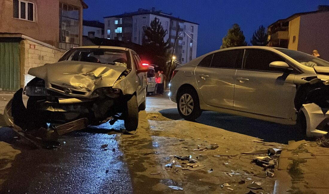 Sivas'ta meydana gelen trafik kazasında iki otomobilin kafa kafaya çarpışması