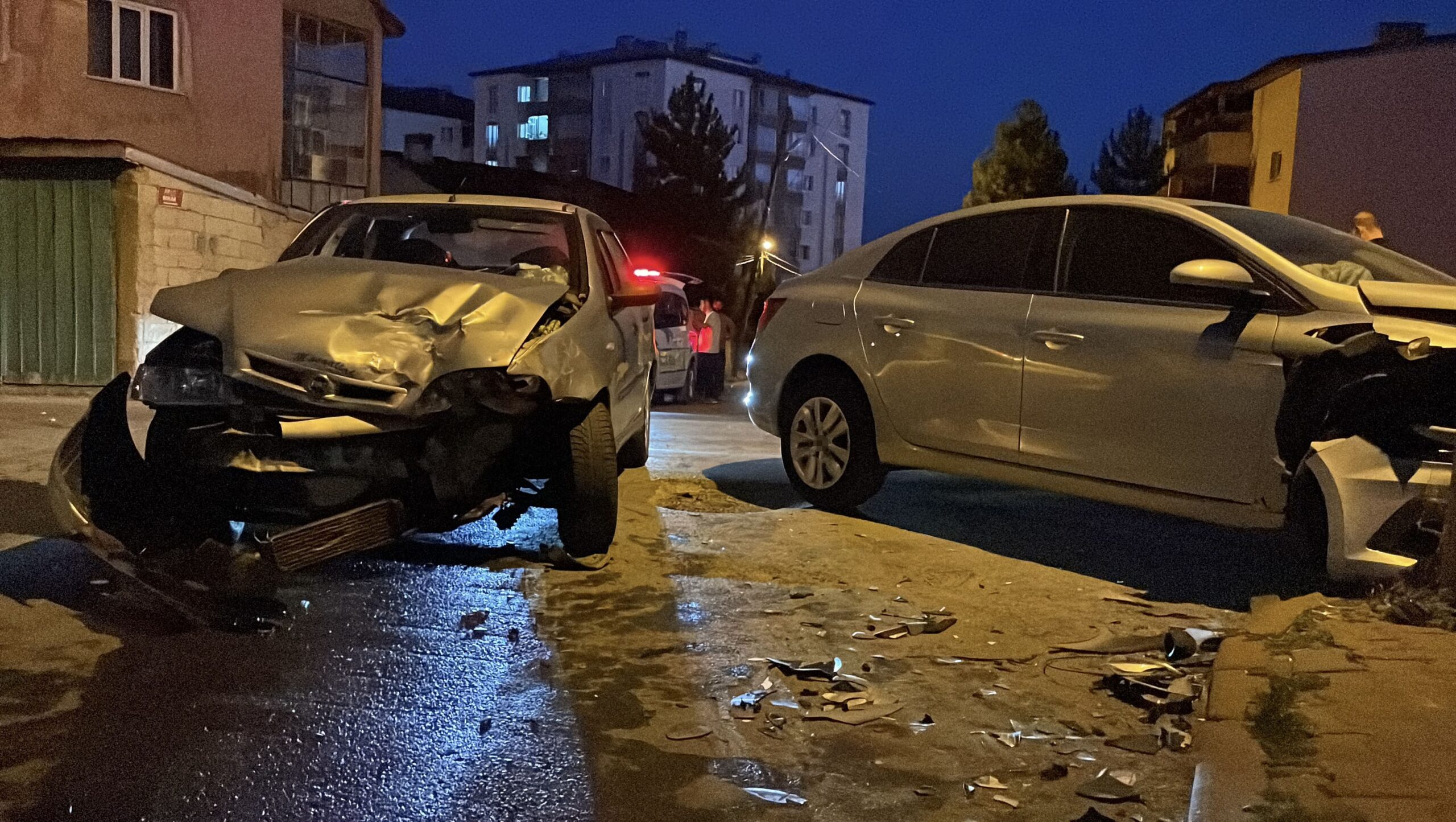 Sivas'ta meydana gelen trafik kazasında iki otomobilin kafa kafaya çarpışması