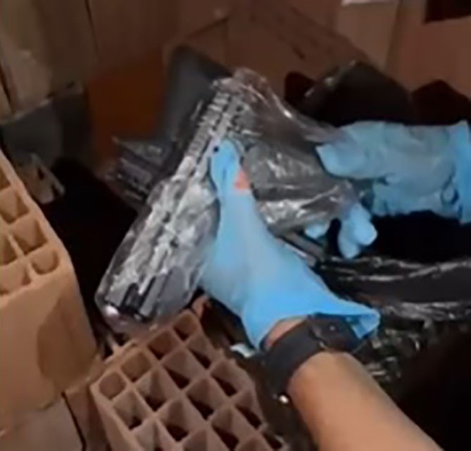 İzmir'in Karabağlar ilçesinde, silah ticareti yapan şahıslara yönelik düzenlenen eş