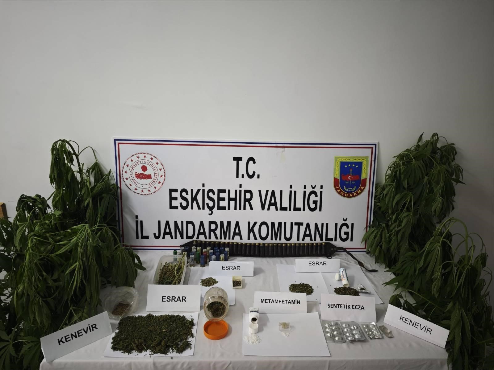 Eskişehir'in İnönü ilçesinde, jandarma ekiplerinin bir adrese düzenlediği operasyonda, yasa