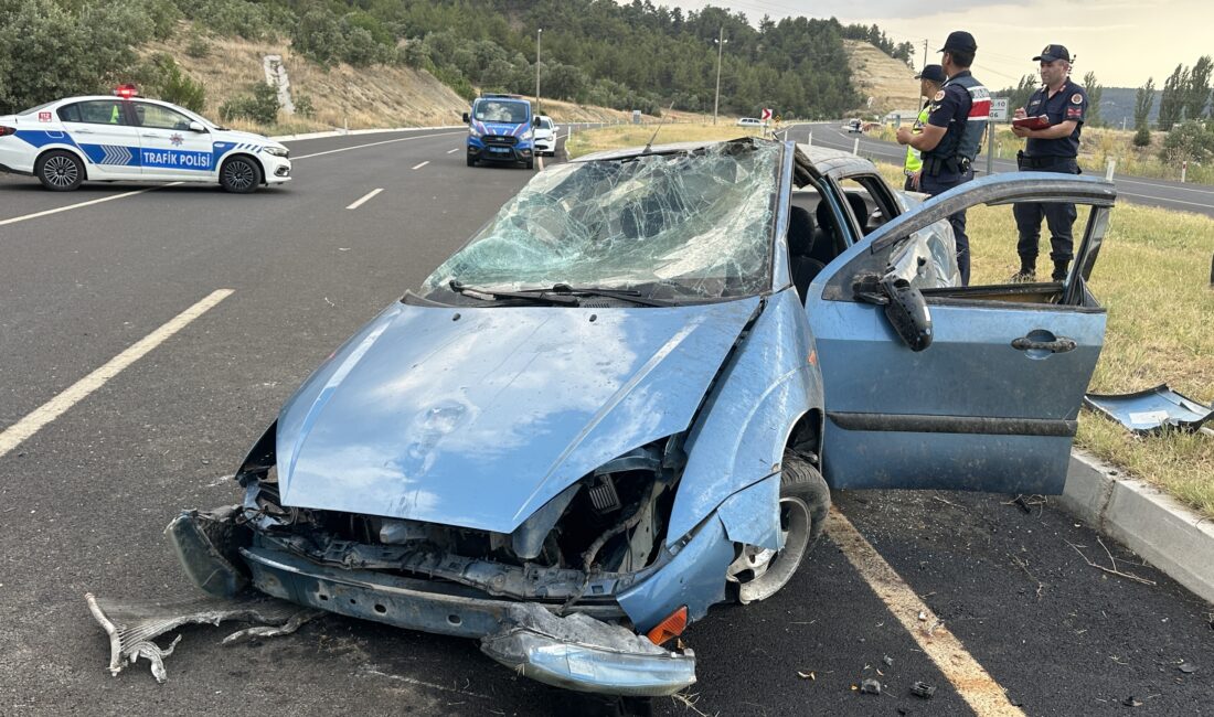 Uşak'ta, sürücüsünün kontrolünü kaybettiği bir otomobilin takla atması sonucu meydana