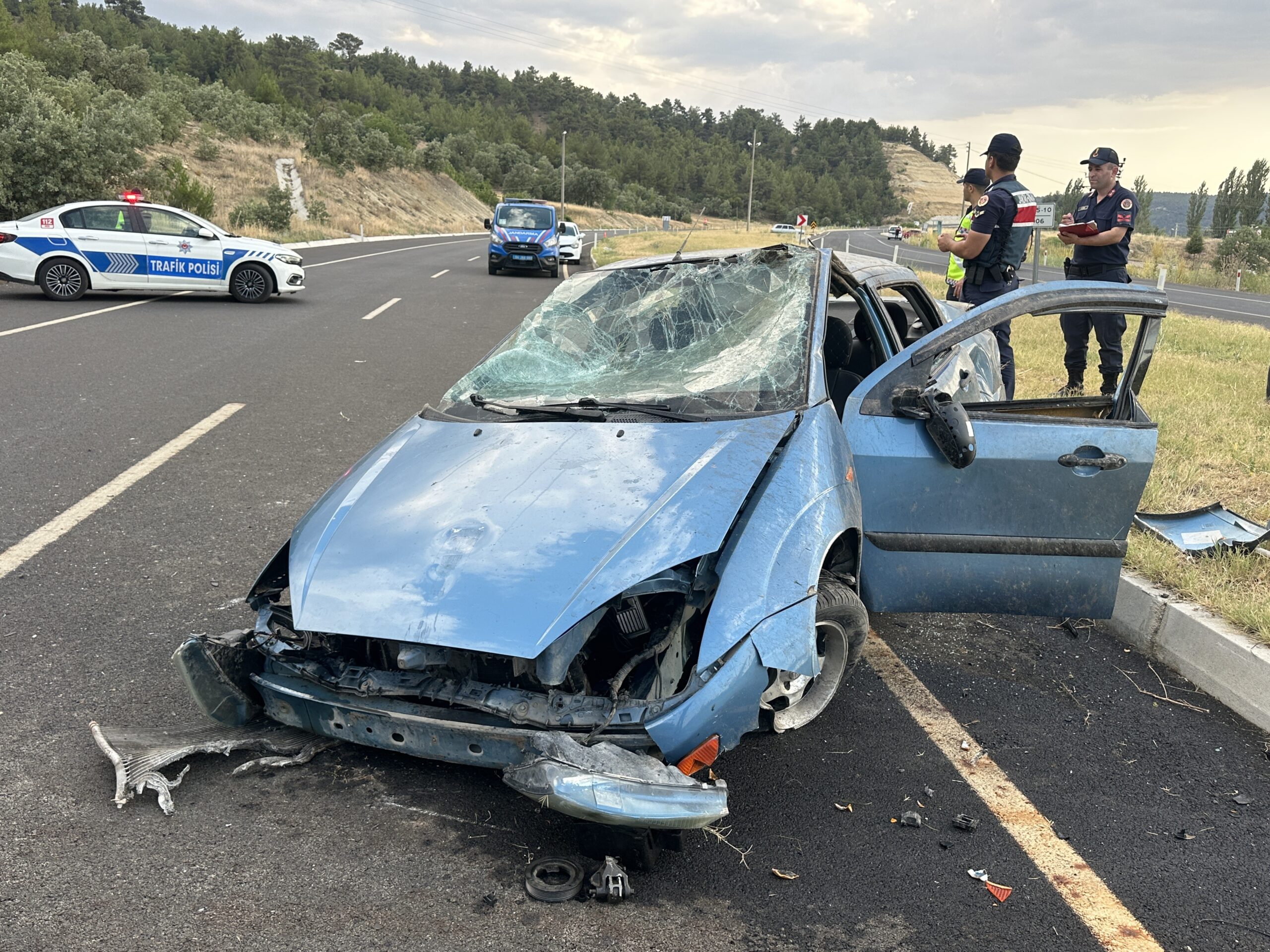 Uşak'ta, sürücüsünün kontrolünü kaybettiği bir otomobilin takla atması sonucu meydana