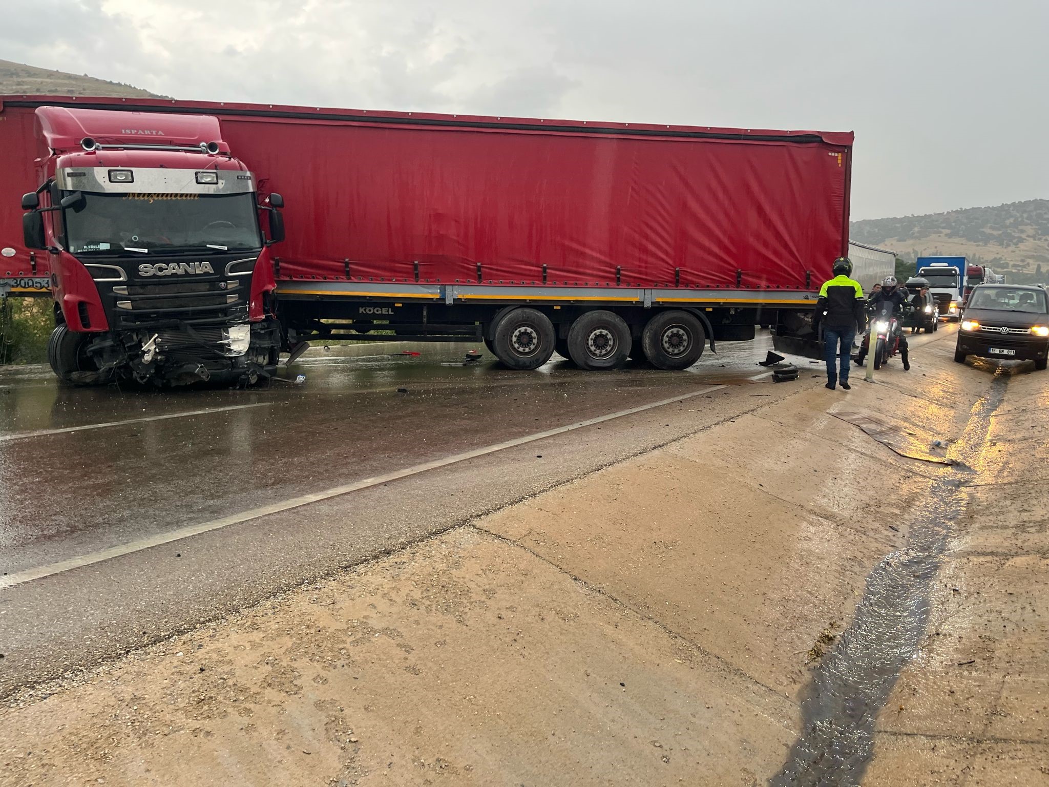Afyonkarahisar'da meydana gelen trafik kazasında, yağmur nedeniyle kayganlaşan yolda kontrolden