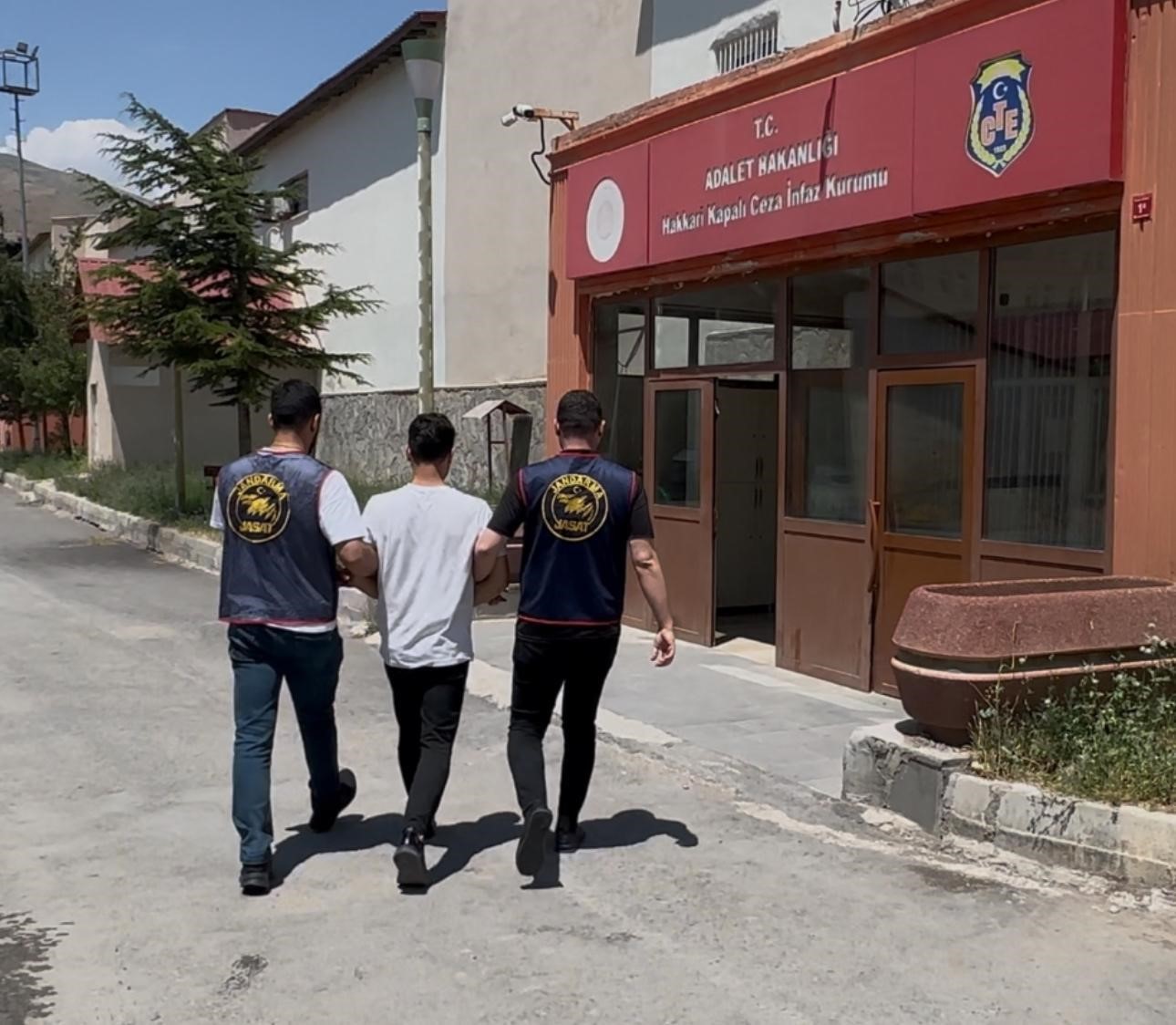 Hakkari'de, hakkında bilişim dolandırıcılığı, şantaj ve kasten yaralama gibi suçlardan