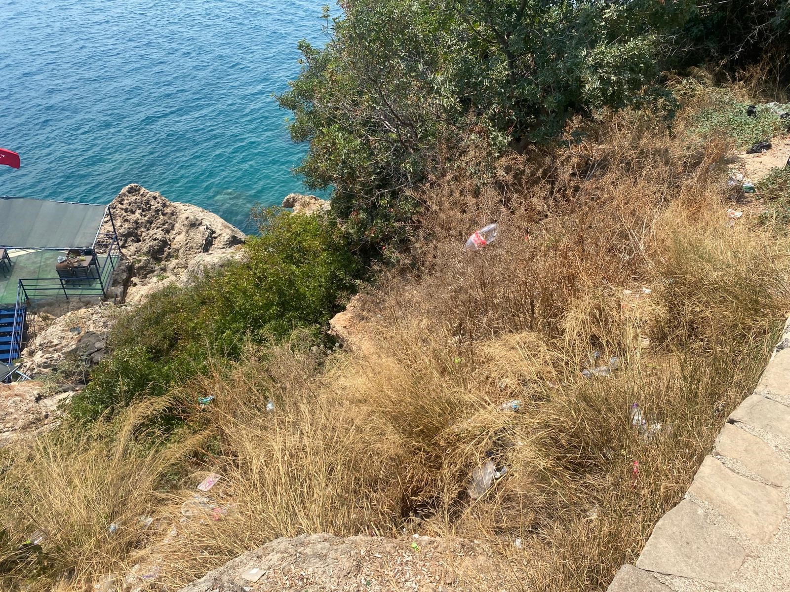 Antalya'nın Muratpaşa ilçesinde, falezlerde manzara izlerken dengesini kaybeden bir şahıs