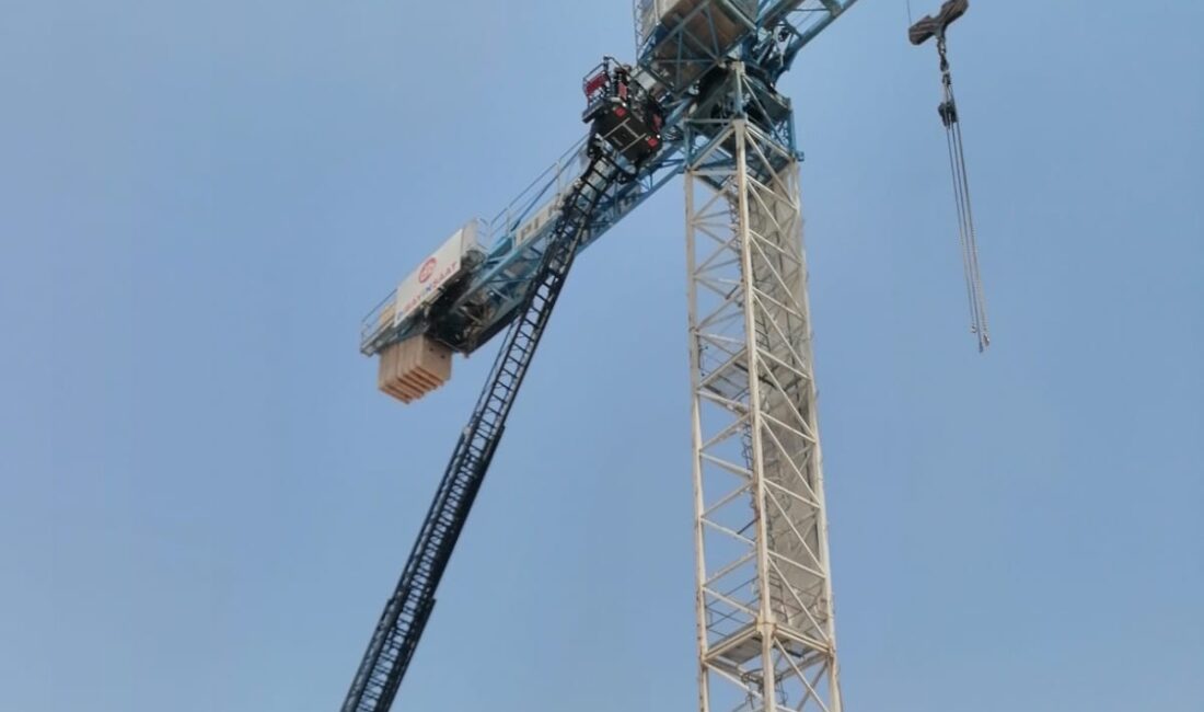 Malatya'da bir inşaat sahasında görev yapan kule vinç operatörü, yaklaşık
