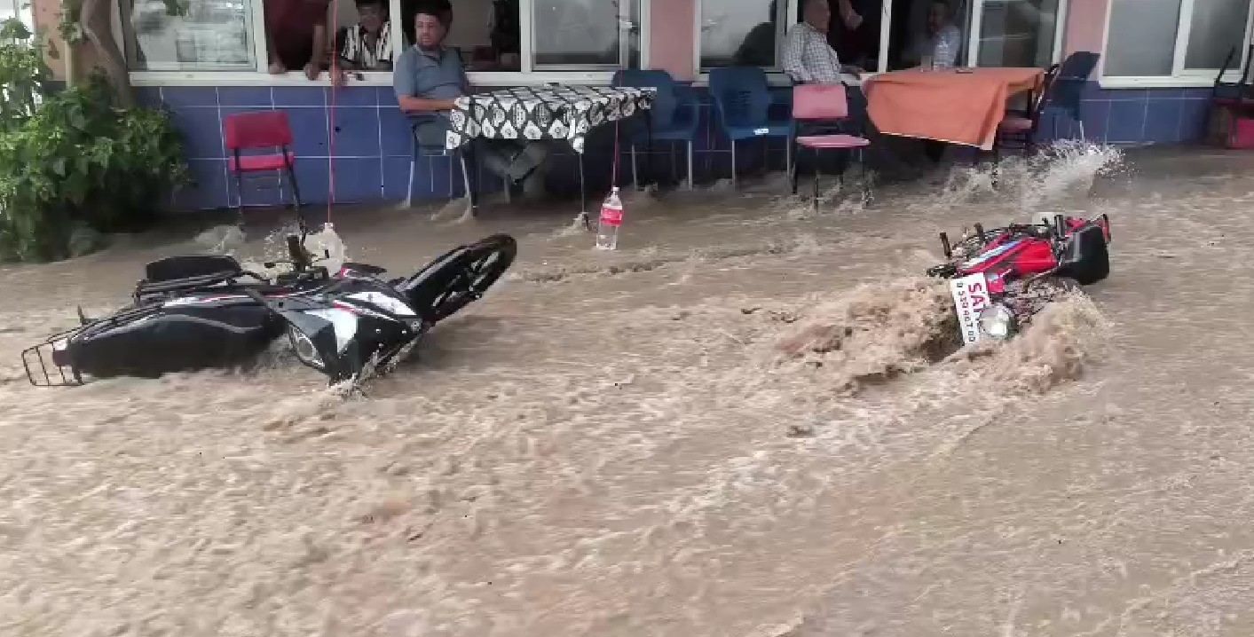 Denizli'nin Tavas ilçesinde, meteorolojik uyarıların ardından öğle saatlerinde etkili olan