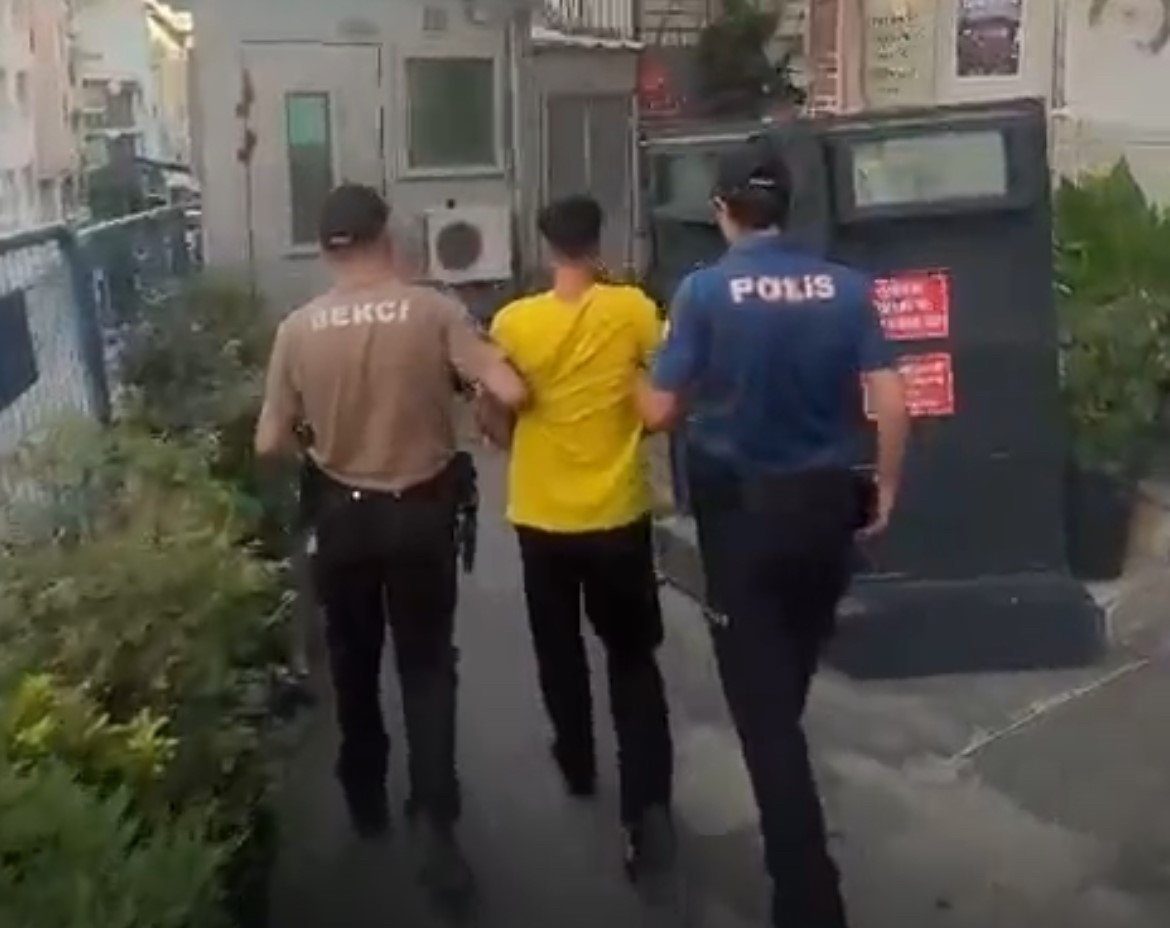 İzmir’in Konak ilçesinde devriye görevinde bulunan polis ekipleri, şüphe üzerine