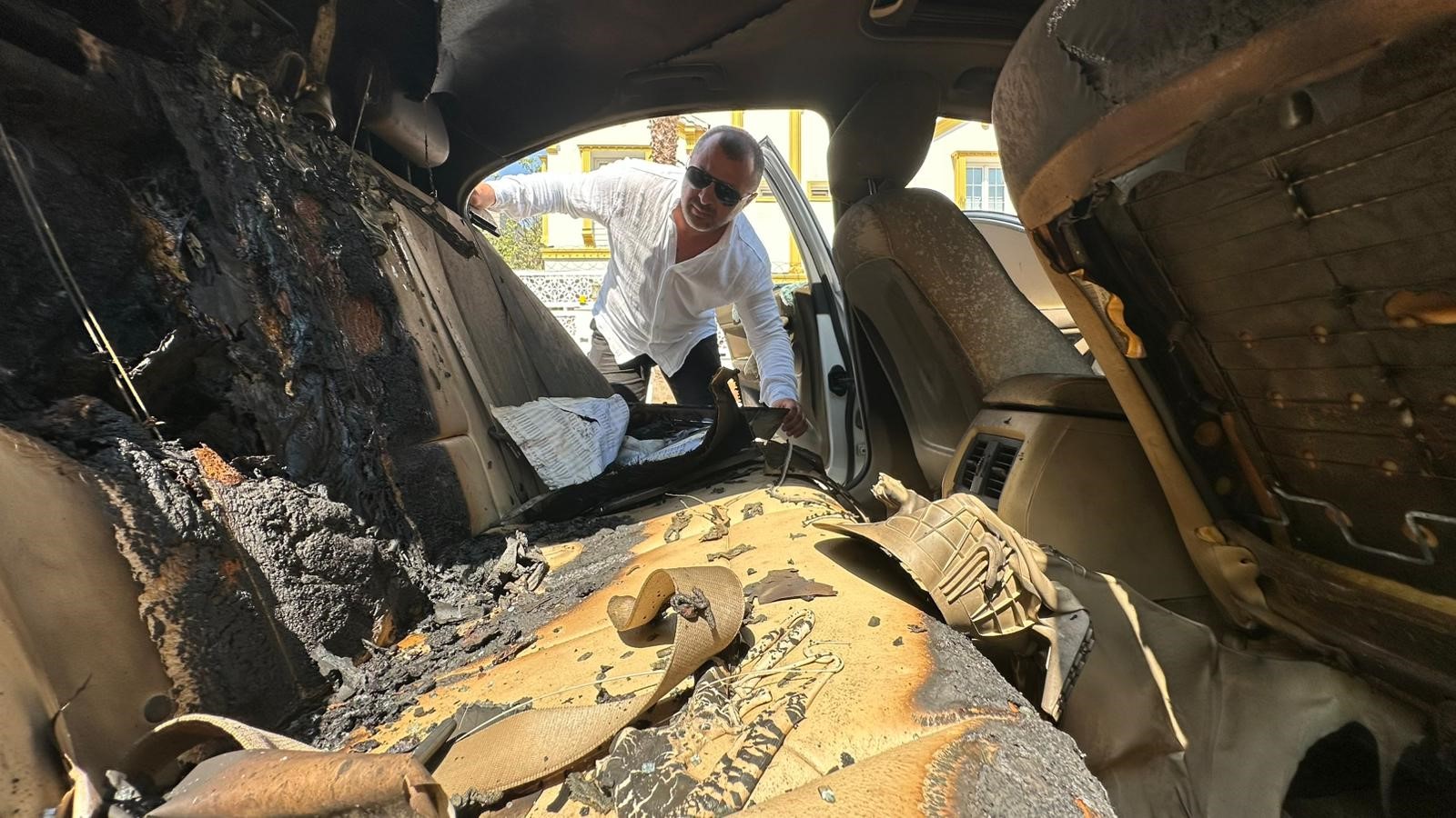 Antalya'da, Azeri asıllı Türk iş adamı B.M.'nin lüks otomobili, kimliği