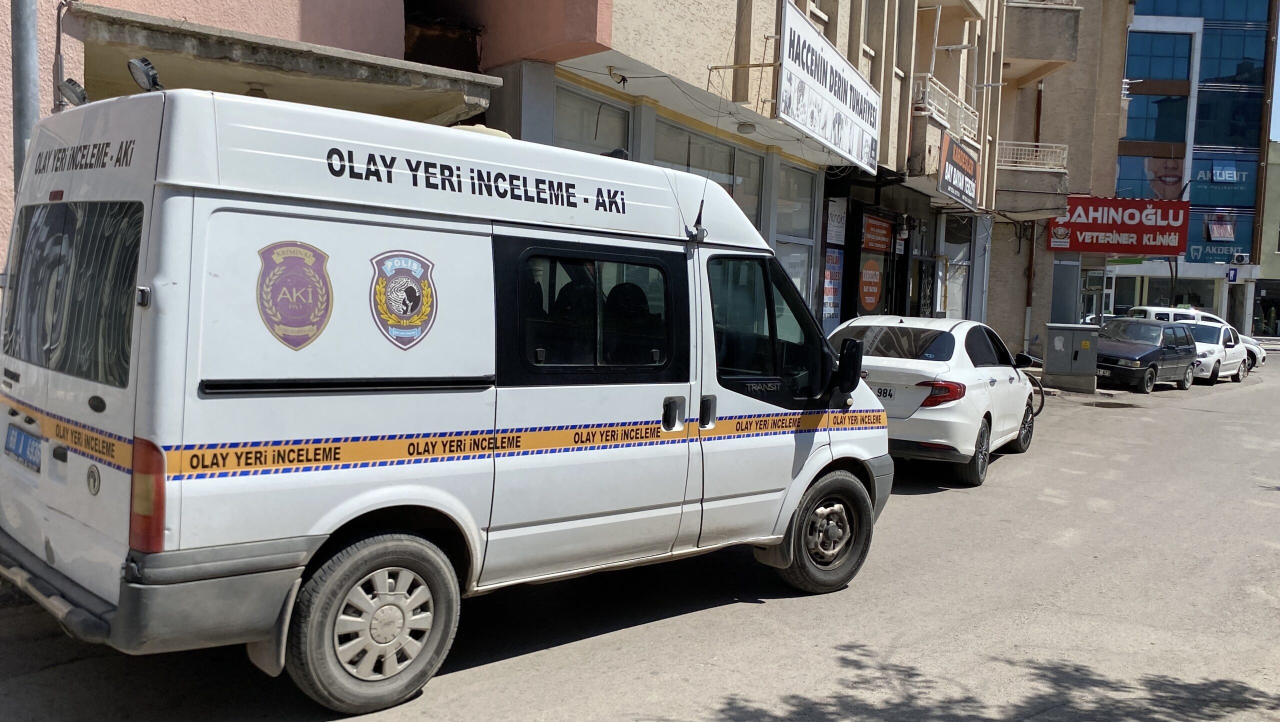 Aksaray'da, evlerinin balkonunda oyun oynayan 6 yaşındaki down sendromlu bir