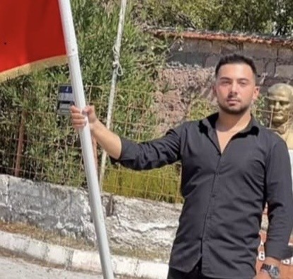 İzmir’in Dikili ilçesinde, çalıştığı tekneden denize balıklama atladıktan sonra başını