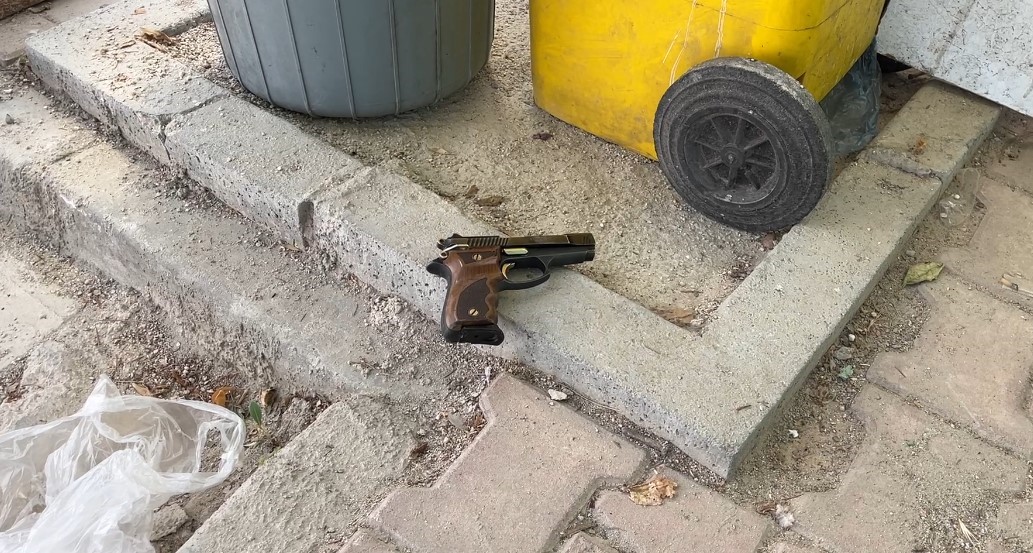 Konya'da bir caminin avlusundaki çöplerin arasına atılmış halde bir tabanca