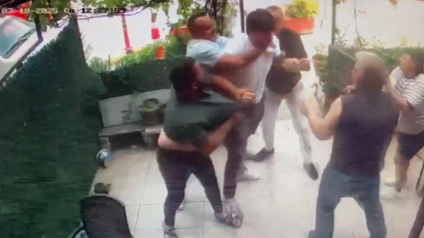Tekirdağ'ın Çerkezköy ilçesinde bir esnaf, hatalı park nedeniyle uyardığı sürücünün